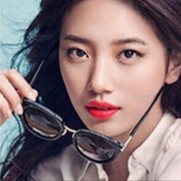 MAC Dozen Carnations lipstick NIB 232 - Picture 3 of 3